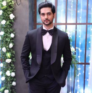 Shakti Arora as Karan, Wife Shraddha Arya, Real age 30 Years, Instagram.